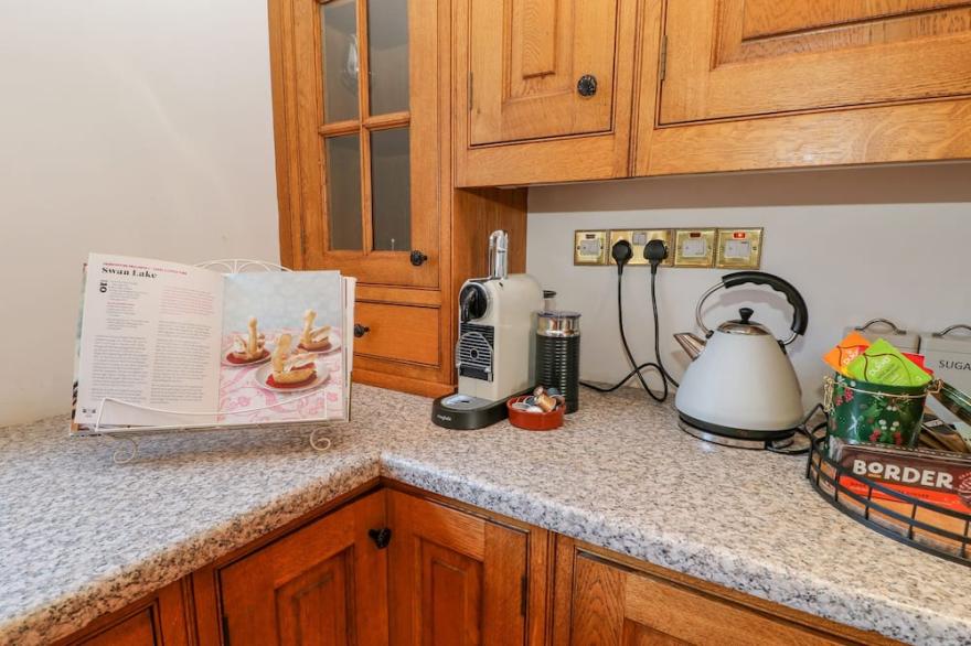 EAST FARM HOUSE, pet friendly, character holiday cottage in Humshaugh