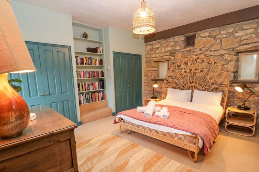 BARN COTTAGE, family friendly, character holiday cottage in Marazion