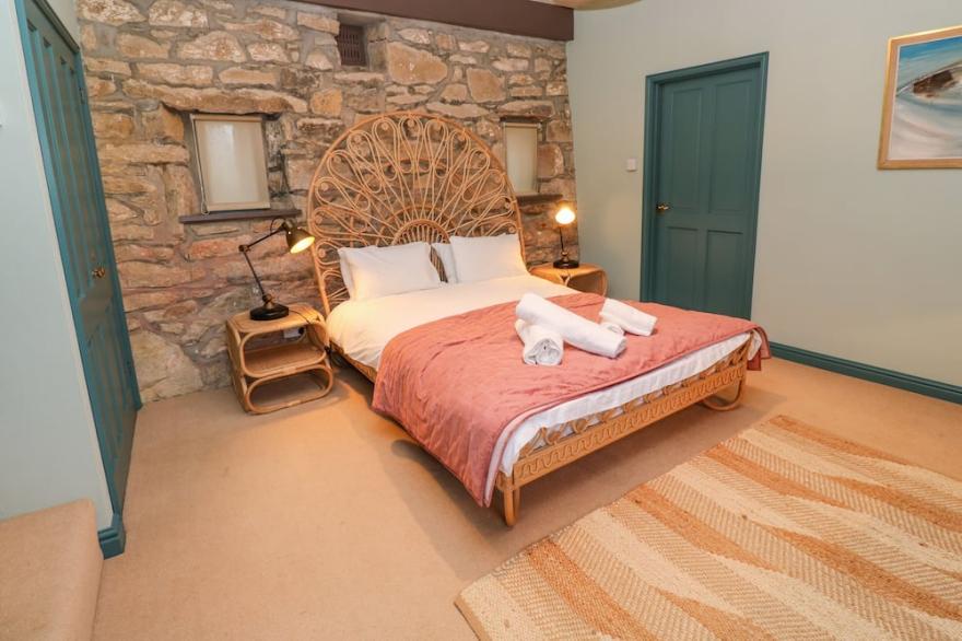 BARN COTTAGE, family friendly, character holiday cottage in Marazion