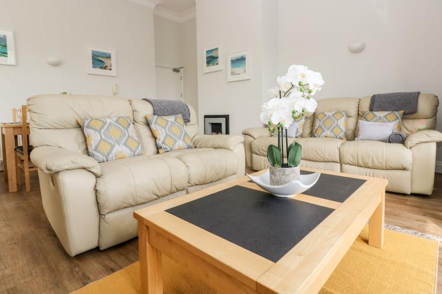 BY THE SEA, pet friendly, country holiday cottage in Newquay