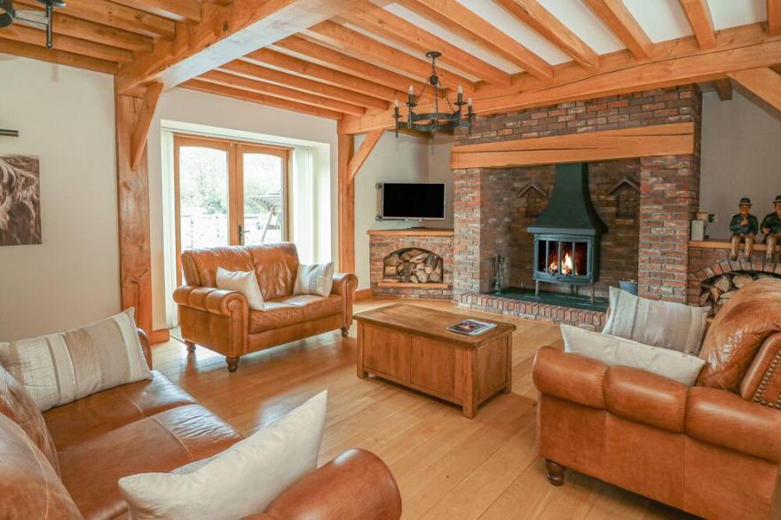 YR HEN TY COETS, family friendly, with open fire in Talybont
