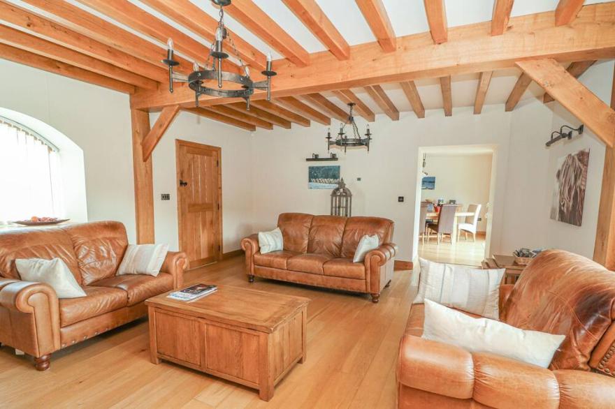 YR HEN TY COETS, family friendly, with open fire in Talybont
