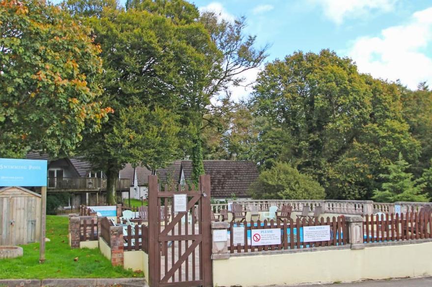 DARTMOOR VALLEY LODGE, pet friendly, with pool in Gunnislake