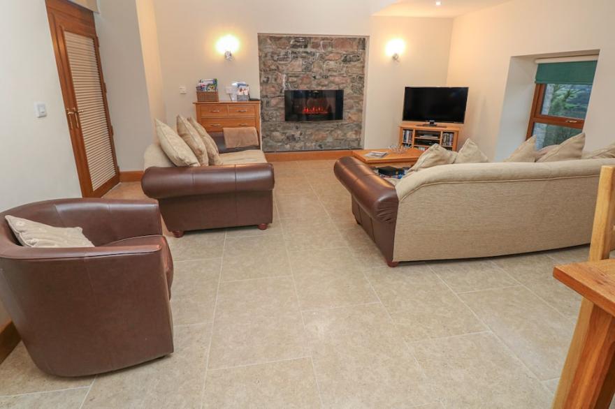 CAMBRIOL, family friendly, character holiday cottage in Llangyndeyrn