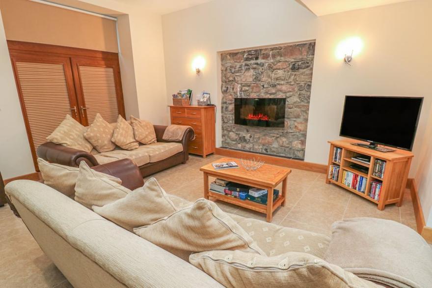 CAMBRIOL, family friendly, character holiday cottage in Llangyndeyrn