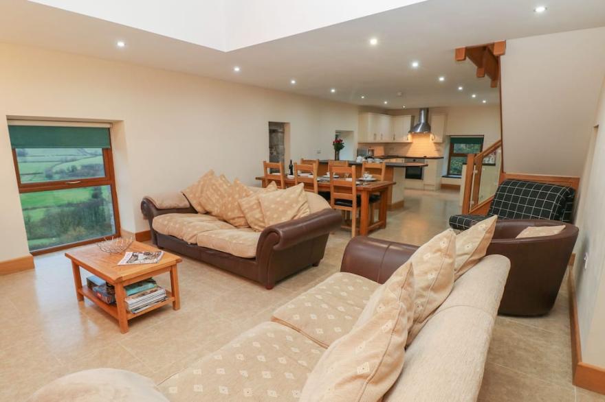 CAMBRIOL, family friendly, character holiday cottage in Llangyndeyrn