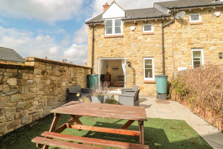 RAMBLERS COTTAGE, family friendly, with a garden in Powburn