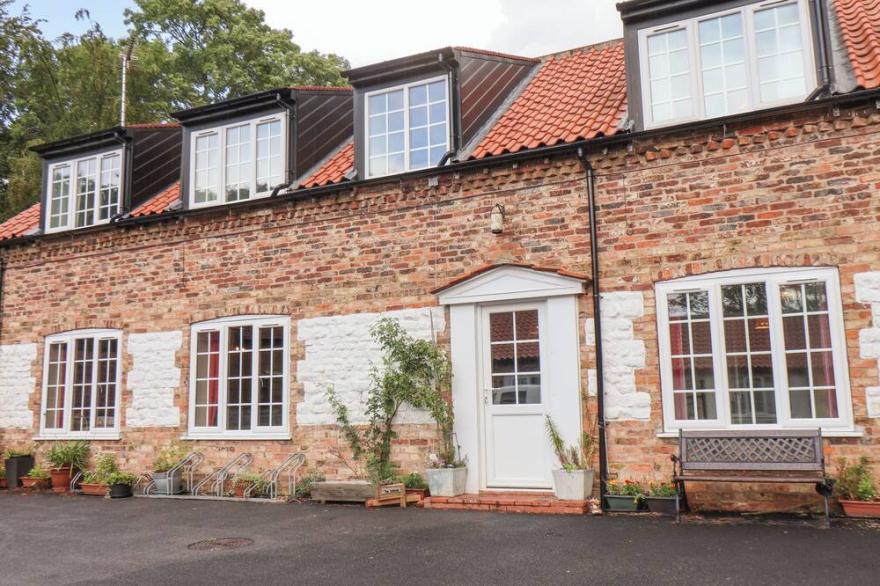 THE MEWS, pet friendly, character holiday cottage in Bridlington