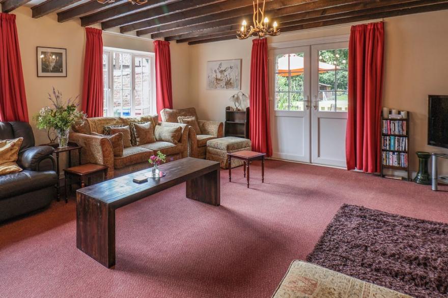 THE MEWS, pet friendly, character holiday cottage in Bridlington