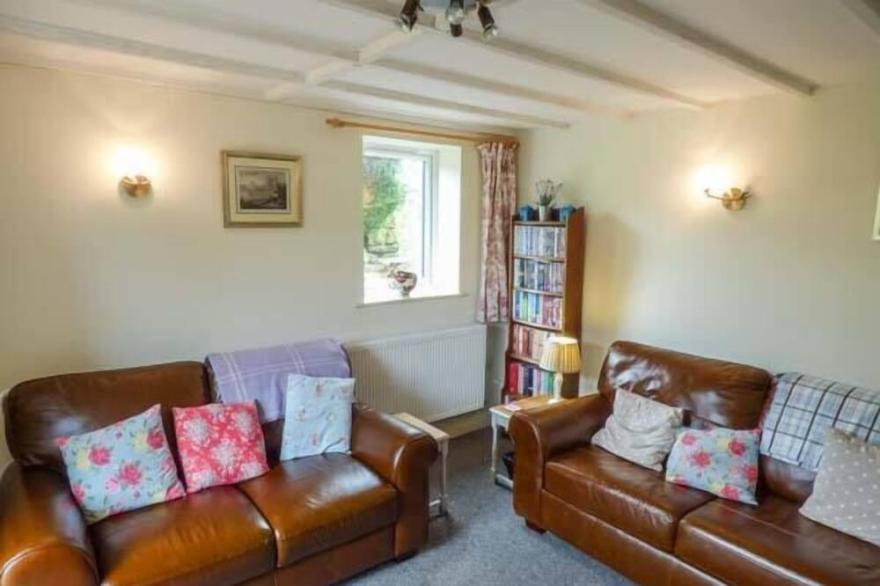 MOOR LANE HOUSE, pet friendly, character holiday cottage in Elton