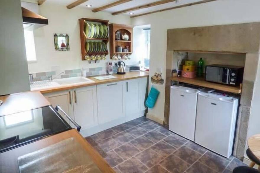 MOOR LANE HOUSE, pet friendly, character holiday cottage in Elton