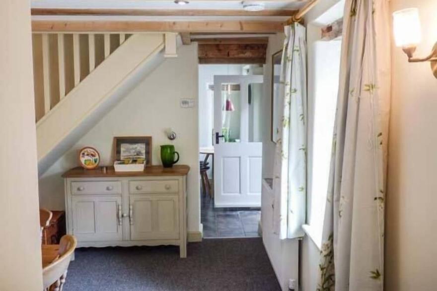 MOOR LANE HOUSE, pet friendly, character holiday cottage in Elton