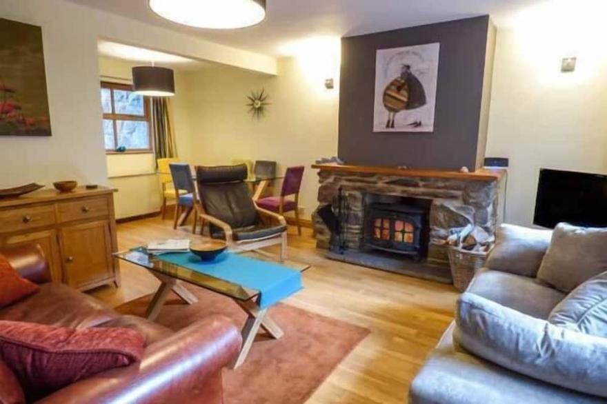4 ADWY'R NANT, family friendly, with open fire in Beddgelert