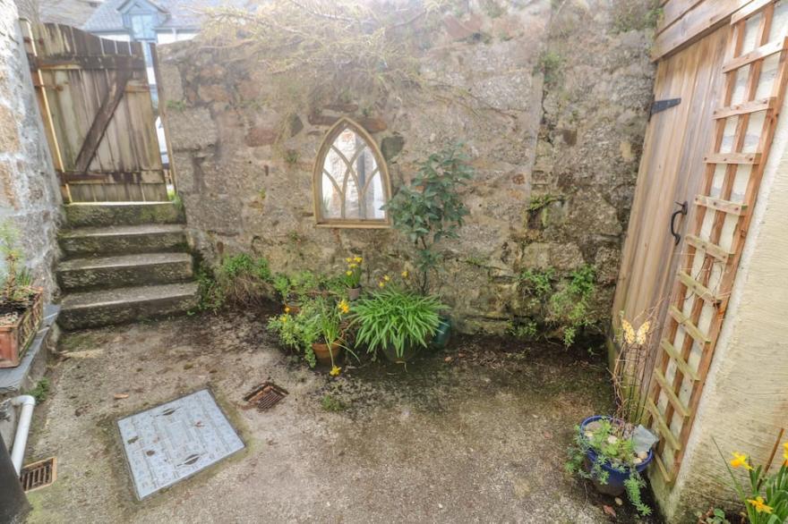 KITTIWAKE, pet friendly, character holiday cottage in Newlyn