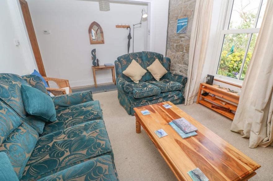 KITTIWAKE, pet friendly, character holiday cottage in Newlyn