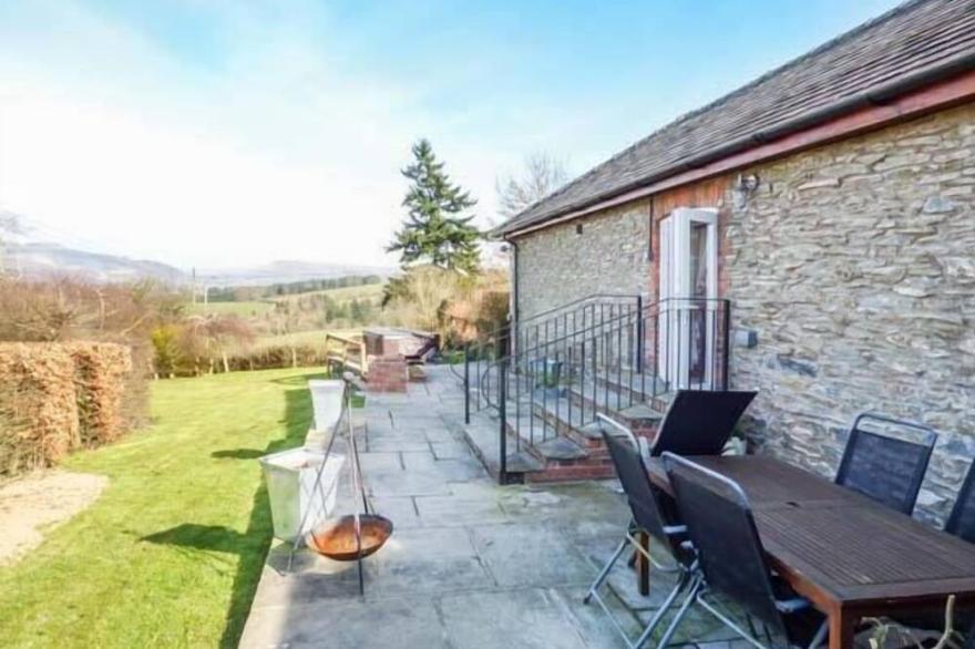 WYE COTTAGE, pet friendly, country holiday cottage in Builth Wells