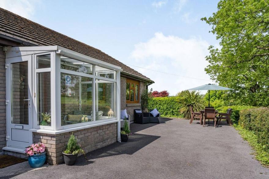 YR HEN FFALD, family friendly, with a garden in Pontarddulais