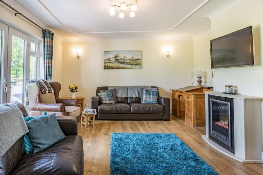YR HEN FFALD, family friendly, with a garden in Pontarddulais