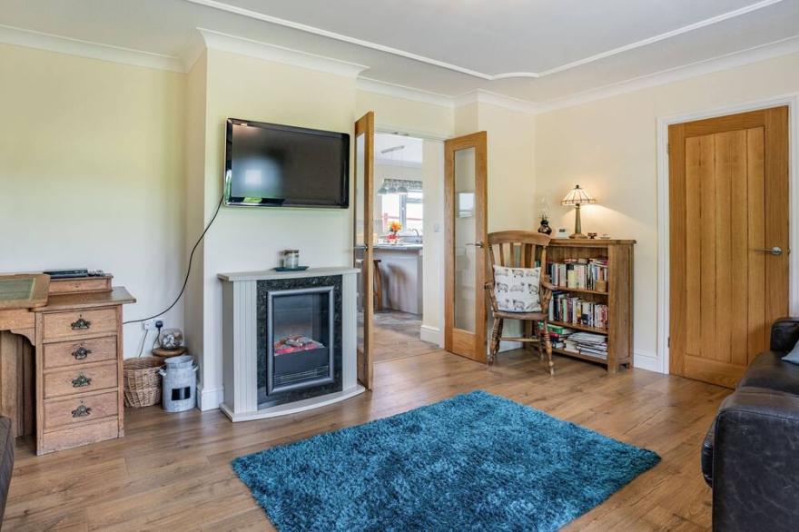 YR HEN FFALD, family friendly, with a garden in Pontarddulais