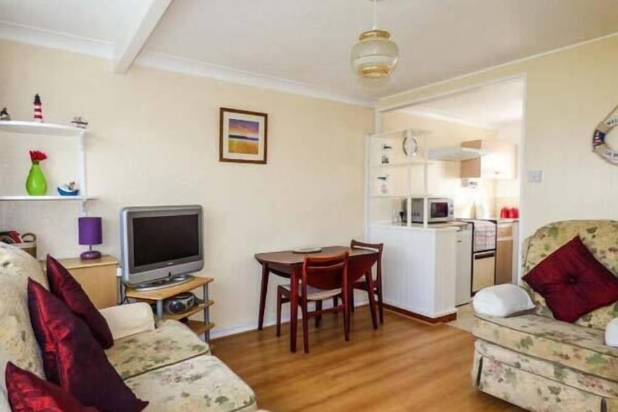 THE BEACH ROAD CHALET PARK, NO. 107, family friendly in Scratby