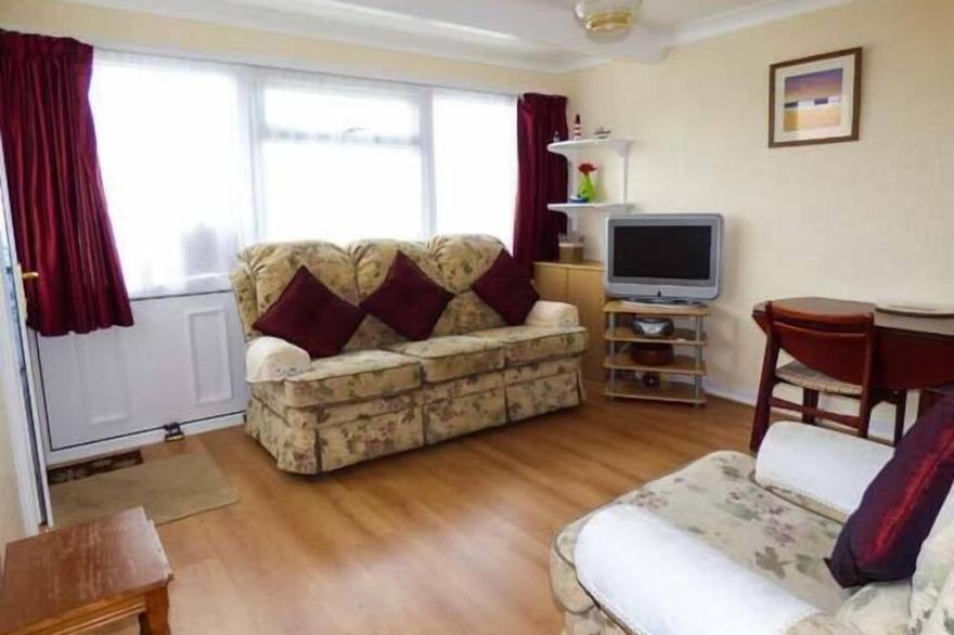 THE BEACH ROAD CHALET PARK, NO. 107, family friendly in Scratby