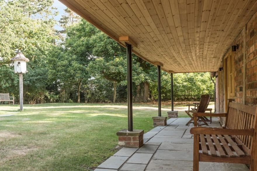 THE BOTHY, luxury holiday cottage, with open fire in Meeson