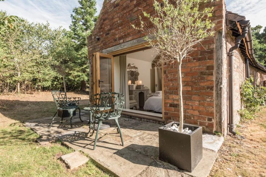 THE BOTHY, luxury holiday cottage, with open fire in Meeson
