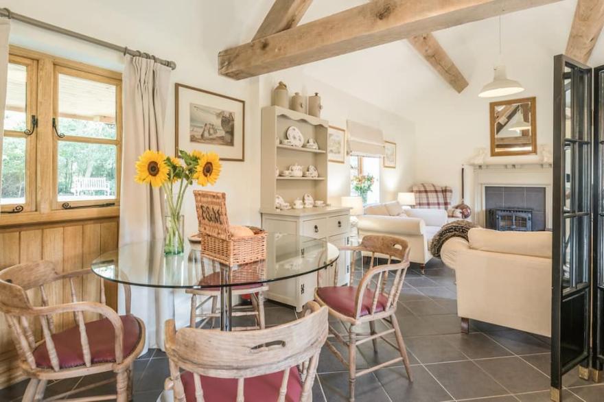 THE BOTHY, luxury holiday cottage, with open fire in Meeson