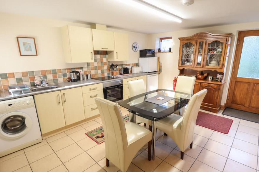 CLARE'S COTTAGE, pet friendly, country holiday cottage in Louth