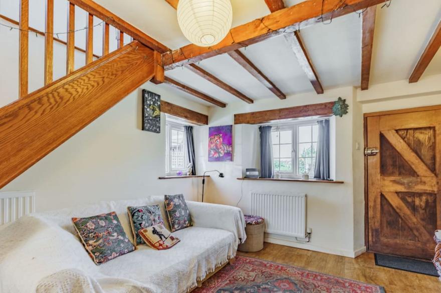 MARIGOLD COTTAGE, pet friendly, character holiday cottage in Clun