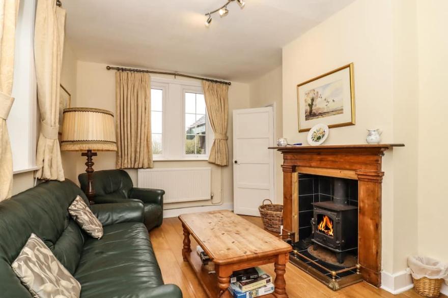 FERRY COTTAGE, pet friendly, character holiday cottage in Orford