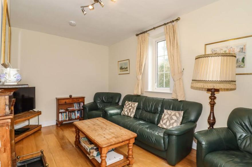 FERRY COTTAGE, pet friendly, character holiday cottage in Orford