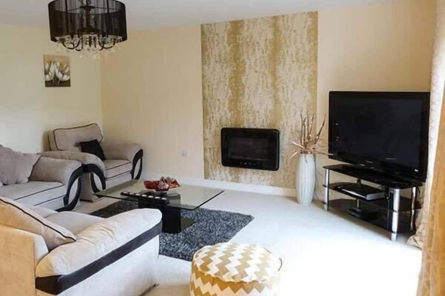 PINNACLE VIEW, pet friendly, with hot tub in Cowling