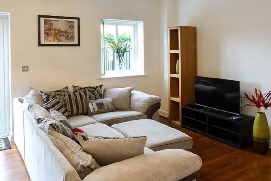 PINNACLE VIEW, pet friendly, with hot tub in Cowling