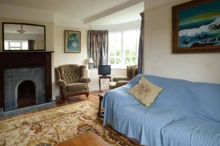THE DINGLE, pet friendly, character holiday cottage in Cromer