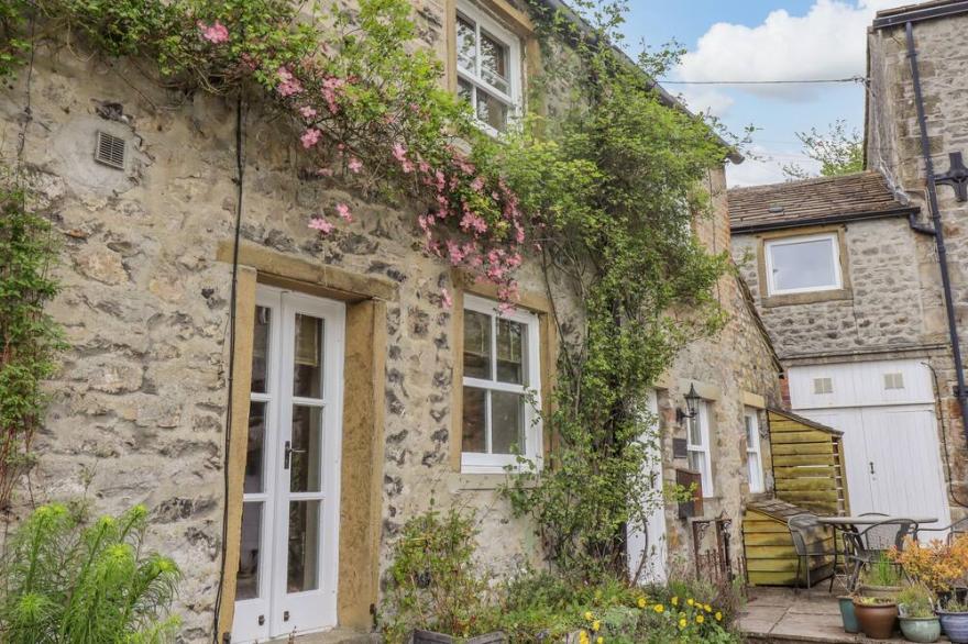FOUNTAINS COTTAGE, family friendly, with open fire in Kirkby Malham