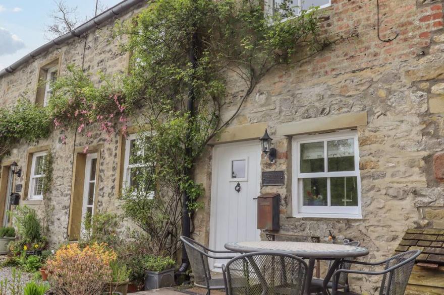 FOUNTAINS COTTAGE, family friendly, with open fire in Kirkby Malham