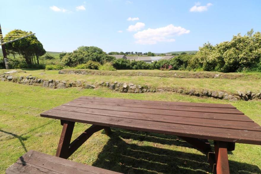 BLACKBERRY COTTAGE, family friendly, with a garden in St Ives