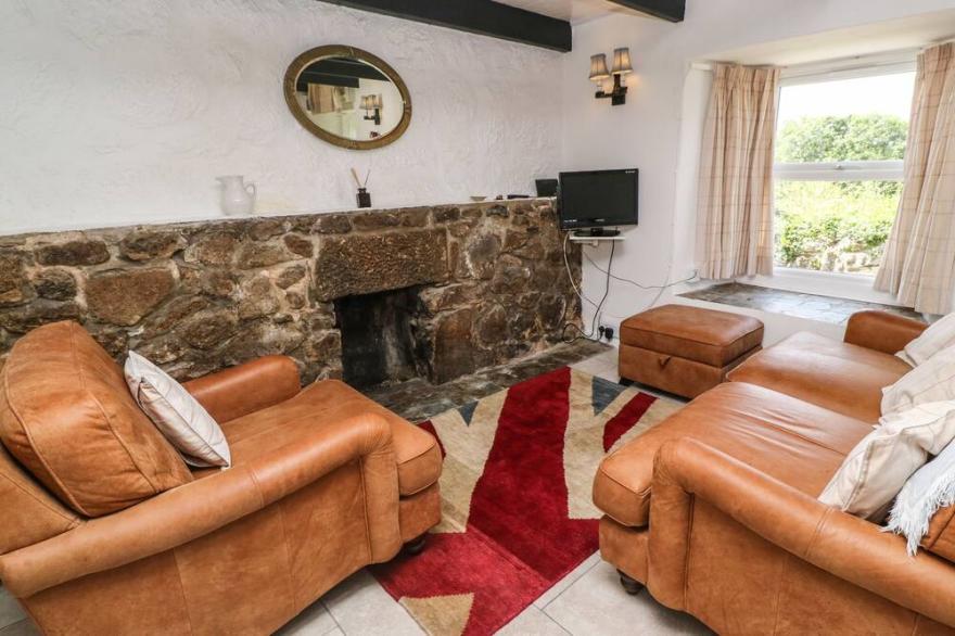 BLACKBERRY COTTAGE, family friendly, with a garden in St Ives