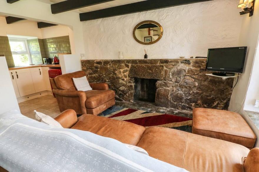 BLACKBERRY COTTAGE, family friendly, with a garden in St Ives