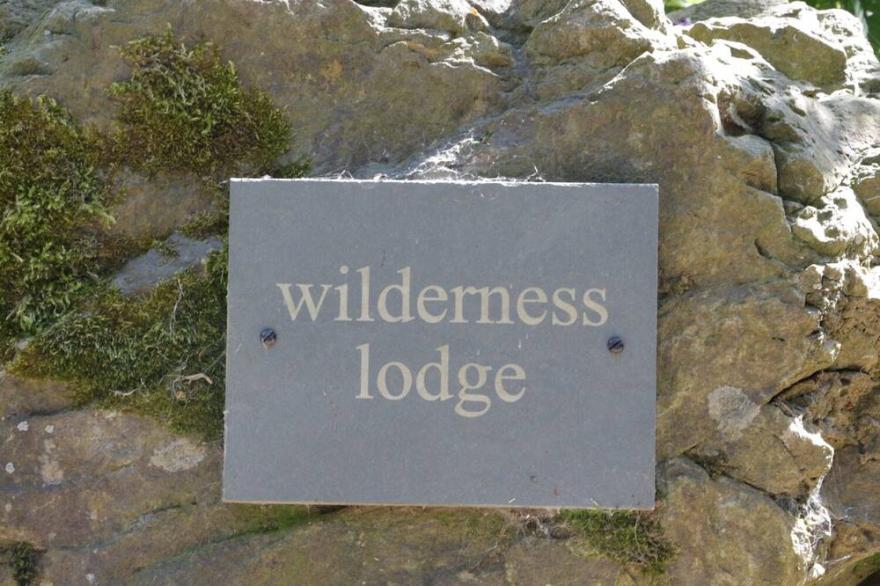 WILDERNESS LODGE, family friendly, with hot tub in Stiperstones