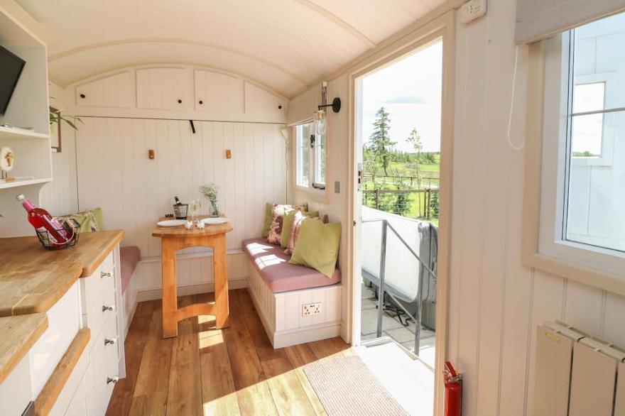 SHEPHERD'S VIEW, pet friendly, with hot tub in Rhayader