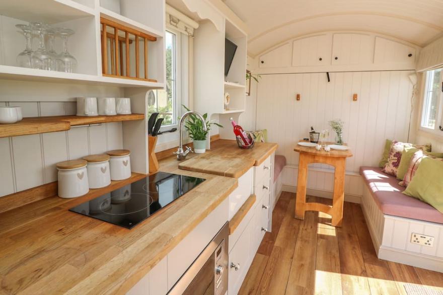 SHEPHERD'S VIEW, pet friendly, with hot tub in Rhayader