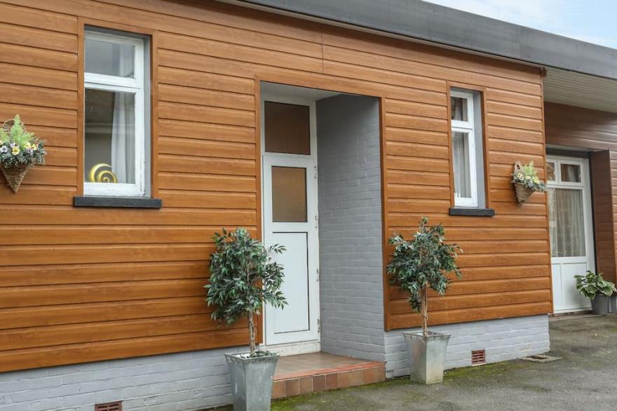 THE CABIN, pet friendly, with a garden in Combe Martin