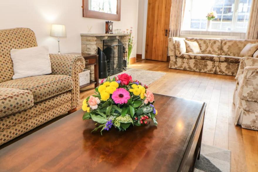 LOWER LANE HOUSE, pet friendly, with open fire in Chinley