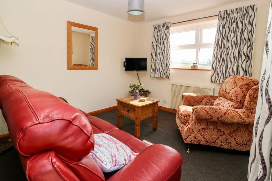 THE STUDIO, pet friendly, country holiday cottage in Stamford Bridge
