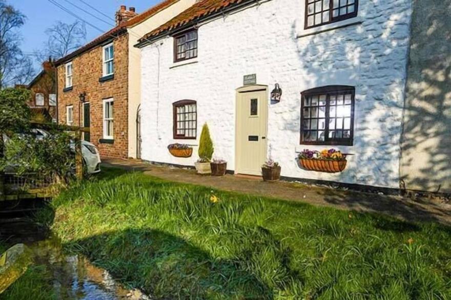 CLARA'S COTTAGE, pet friendly, with open fire in West Lutton