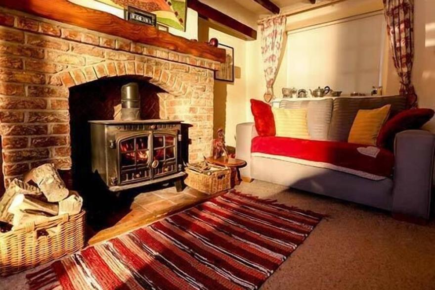 CLARA'S COTTAGE, pet friendly, with open fire in West Lutton