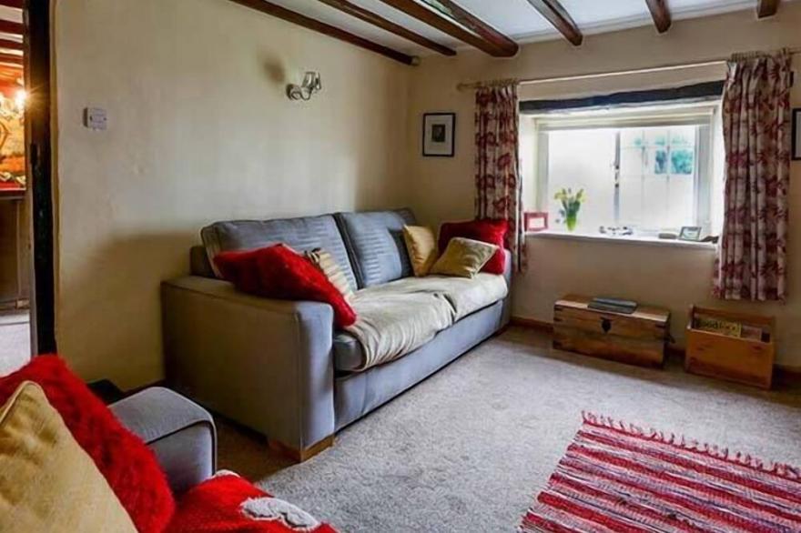CLARA'S COTTAGE, pet friendly, with open fire in West Lutton