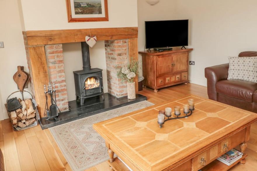 THE RED BARN, family friendly, with open fire in Longframlington